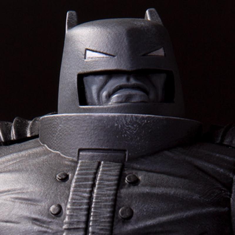 dc-collectibles-armored-batman-black-white-frank-miller-statue-dc2-119