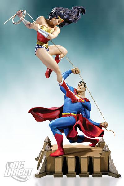 Superman VS. Wonder Woman Mini Statue