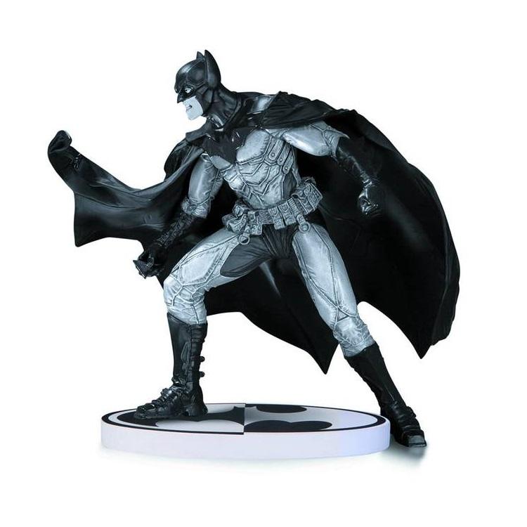 Batman Black & White Lee Bermejo Statue